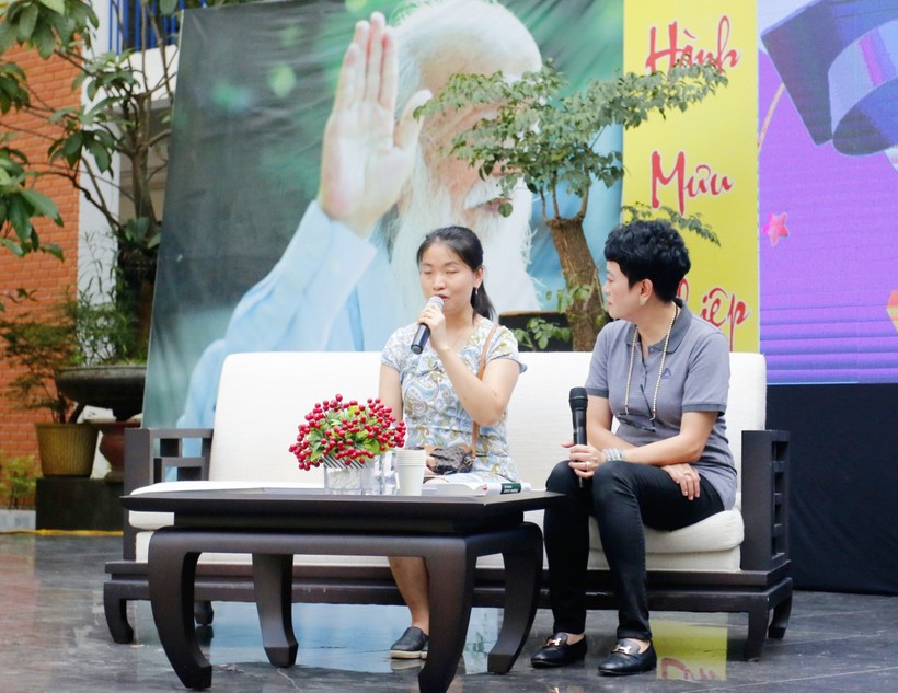 Chị Đào Thu Hương (trái) chia sẻ về hành trình nỗ lực học tập của mình tới các em học sinh Trường Lương Thế Vinh. 