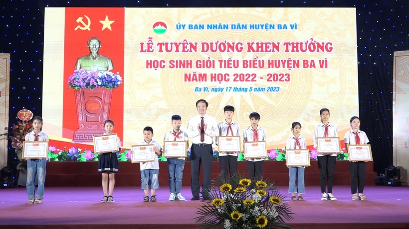 Lãnh đạo huyện Ba Vì trao thưởng cho các em học sinh tiêu biểu, vượt khó học giỏi trong năm học vừa qua.