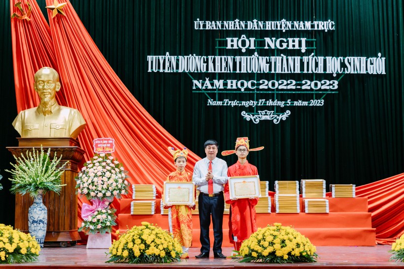 Ông Lưu Quang Tuyển - Phó Bí thư Huyện ủy, Chủ tịch UBND huyện Nam Trực động viên, trao thưởng cho các học sinh xuất sắc. 