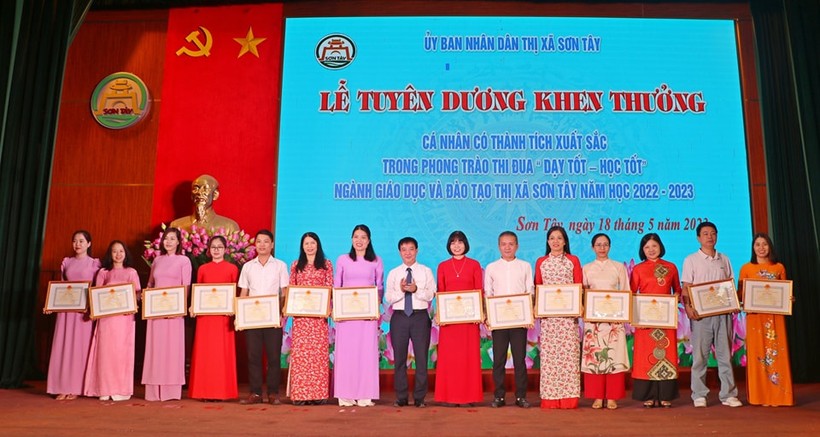 Ông Lê Đại Thăng - Phó Chủ tịch UBND thị xã Sơn Tây (giữa) trao giấy khen cho các giáo viên có thành tích xuất sắc trong phong trào thi đua “Dạy tốt - Học tốt” năm học 2022-2023. 