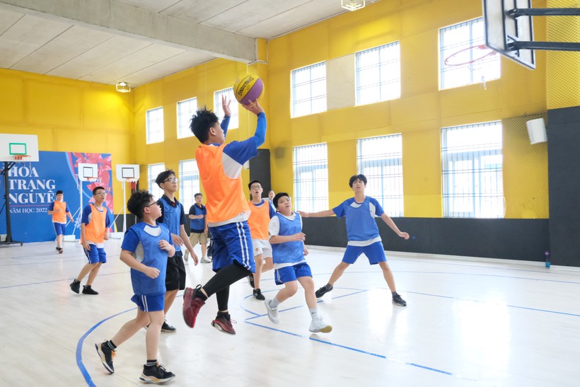 Các em học sinh tham gia thi đấu bộ môn Bóng rổ tại đại hội. 