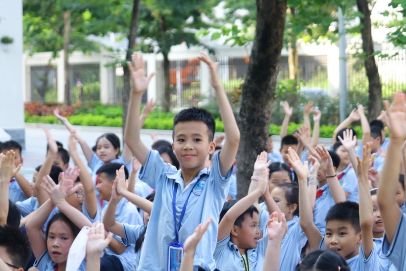 Các em học sinh Trường Tiểu học Nguyễn Tất Thành hào hứng tham gia buổi ngoại khóa về chủ đề phòng tránh đuối nước.