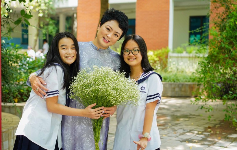 Cô Văn Thùy Dương - đại diện Trường THCS-THPT Lương Thế Vinh (Cầu Giấy, Hà Nội) cùng học sinh. 