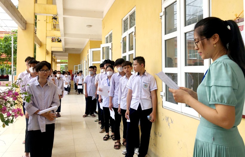 Các thí sinh dự thi tại điểm thi Trường THPT Mỹ Lộc chuẩn bị được giám thị gọi vào phòng thi.