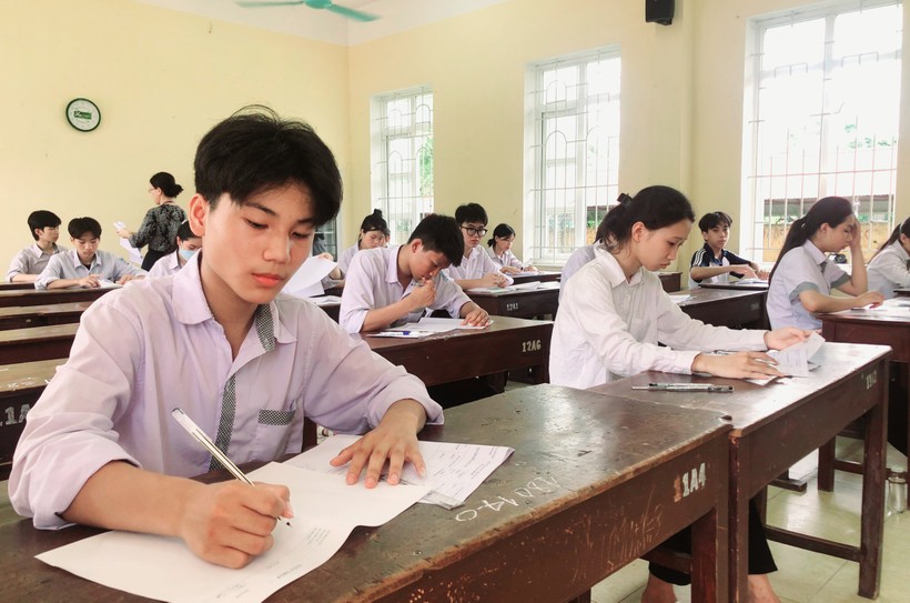 Các thí sinh chuẩn bị bước vào bài thi Ngữ văn tại điểm thi Trường THPT Mỹ Lộc.
