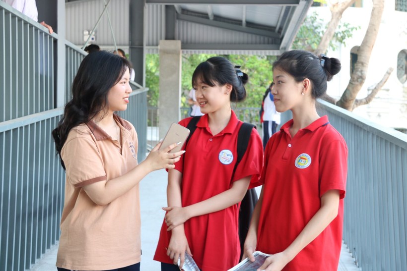 Các thí sinh tham dự kỳ thi tuyển sinh vào lớp 10 năm 2023 tại điểm thi Trường THPT Nguyễn Khuyến - TP Nam Định. Ảnh: NTCC.
