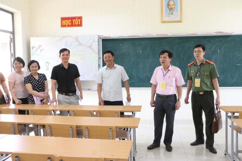 Đoàn công tác của Sở GD&ĐT Nam Định do Phó Chánh Văn phòng Sở GD&ĐT Nguyễn Thành Nam dẫn đầu đến kiểm tra tại điểm thi Trường THPT Tống Văn Trân, huyện Ý Yên. 