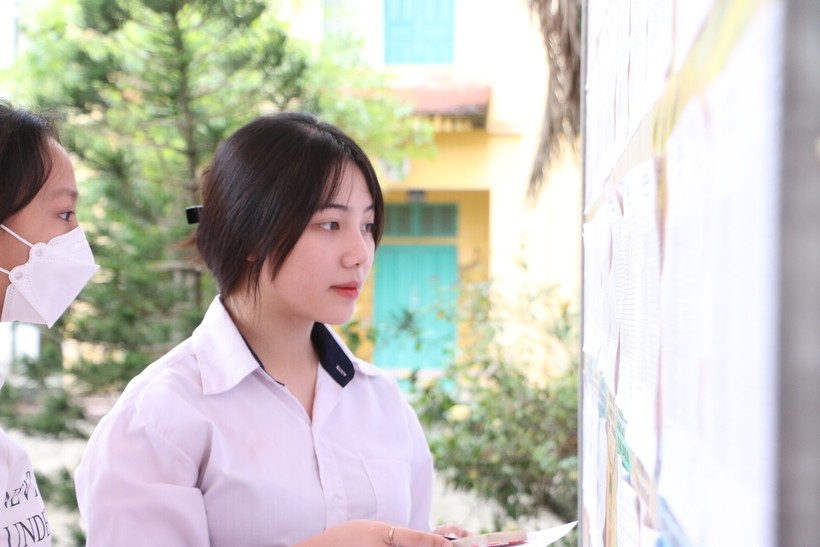 Các thí sinh tới làm thủ tục dự thi tại điểm thi Trường THPT Trần Hưng Đạo, TP Nam Định chiều 27/6. Ảnh: Đình Tuệ.