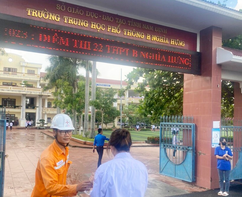 Trường THPT B Nghĩa Hưng là 1 trong 35 địa điểm tổ chức kỳ thi tốt nghiệp THPT năm 2023 của tỉnh Nam Định.