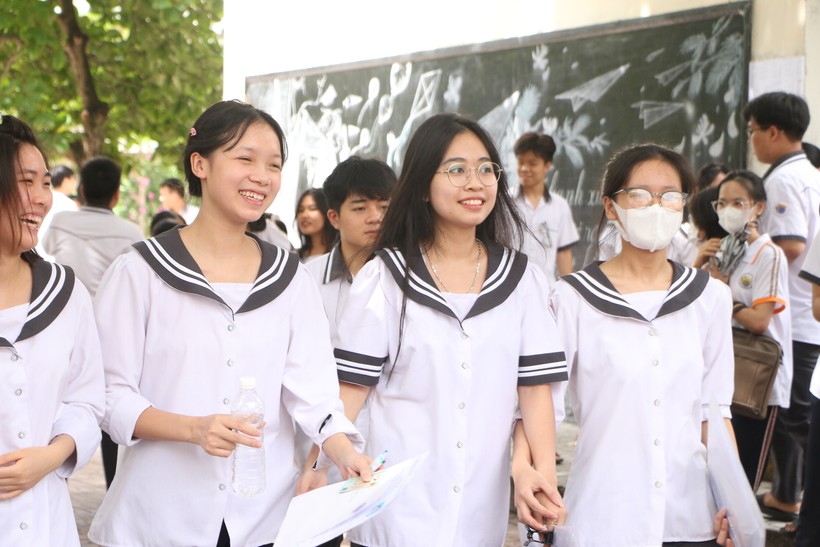 Các thí sinh ra khỏi phòng thi tại điểm thi Trường THPT chuyên Lê Hồng Phong - TP Nam Định trong tâm trạng thoải mái. 