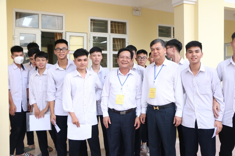 Lãnh đạo Ban chỉ đạo thi kỳ thi tốt nghiệp THPT 2023 tỉnh Nam Định động viên tinh thần thí sinh trước giờ thi. 