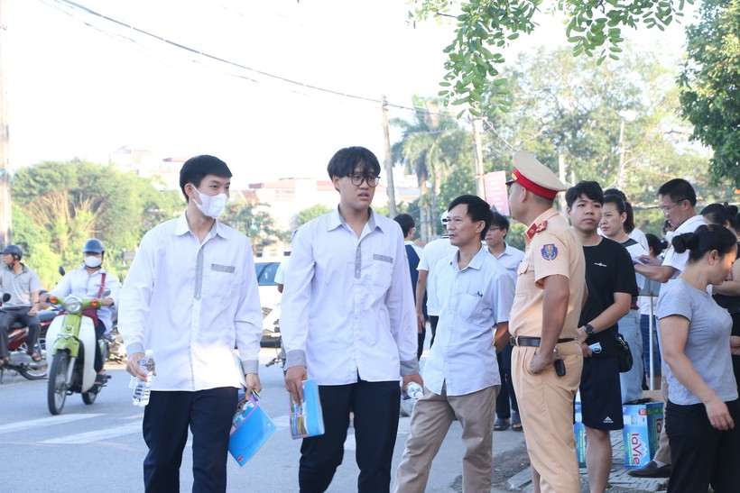 Thời điểm đầu giờ sáng 29/6, rất đông phụ huynh và thầy cô đứng ở cổng Trường THPT Trần Văn Lan (Mỹ Lộc, Nam Định) để động viên tinh thần cho các em thí sinh trước khi vào phòng thi.