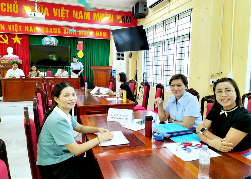 Phụ huynh bày tỏ sự hài lòng vì chỉ mất chưa đầy 5 phút đã nộp xong hồ sơ cho con vào lớp 6 tại Trường THCS An Khánh. 