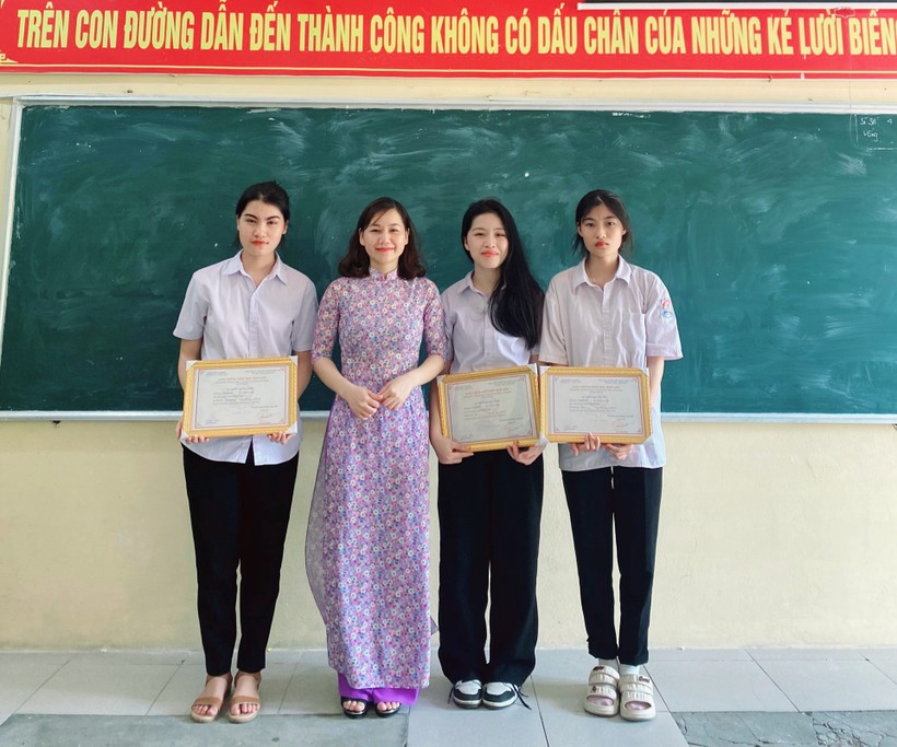 Nữ sinh Trần Ngọc Đan Thanh (thứ 2 từ phải sang) cùng cô giáo Nguyễn Thị Lương và các bạn trong đội tuyển HSG Ngữ văn Trường THPT Nghĩa Minh (Nghĩa Hưng, Nam Định). 