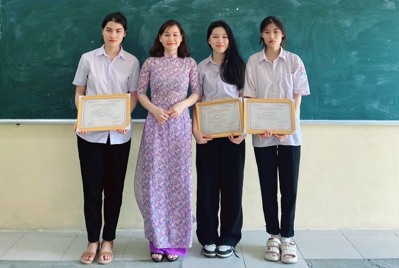 Trần Ngọc Đan Thanh (thứ 3 từ trái sang) là thí sinh duy nhất toàn quốc đạt điểm 10 môn Ngữ văn kỳ thi tốt nghiệp THPT năm 2023.