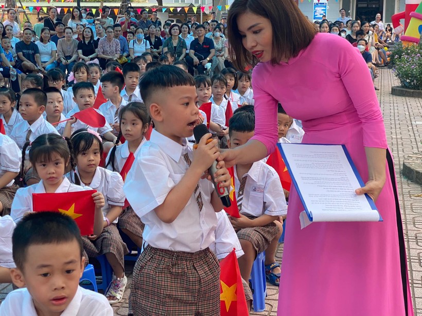Học sinh lớp 1 Trường Tiểu học Mỹ Đình 2 (Nam Từ Liêm, Hà Nội) được giao lưu với cô giáo mới ở trường mới ngay trong ngày đầu tiên tới trường.