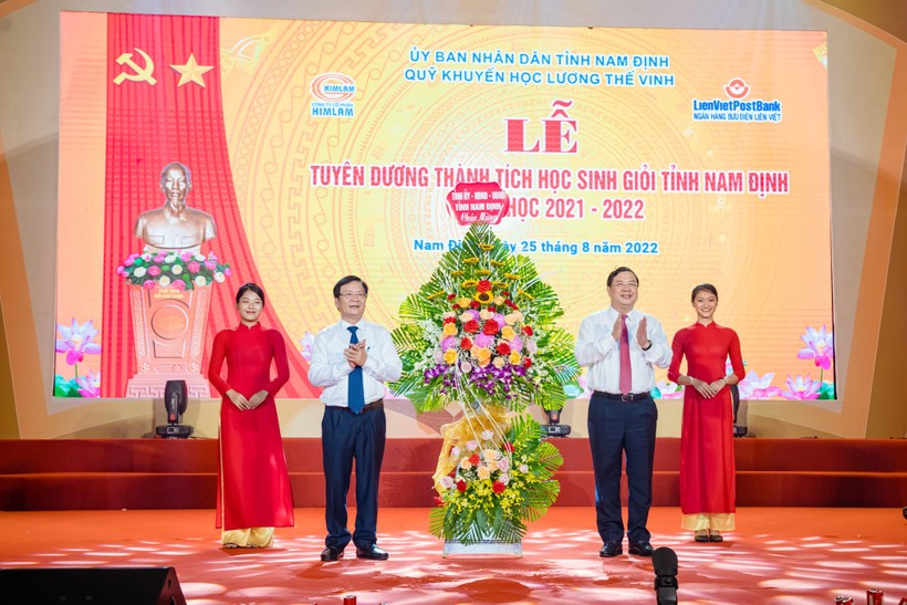 Bí thư Tỉnh ủy Phạm Gia Túc (phải) và Giám đốc Sở GD&ĐT Cao Xuân Hùng trong Lễ tuyên dương học sinh giỏi tỉnh Nam Định năm 2022. 