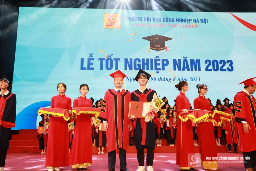 TS Kiều Xuân Thực – Hiệu trưởng Trường ĐH Công nghiệp Hà Nội trao giấy khen và bằng tốt nghiệp cho các sinh viên tiêu biểu.