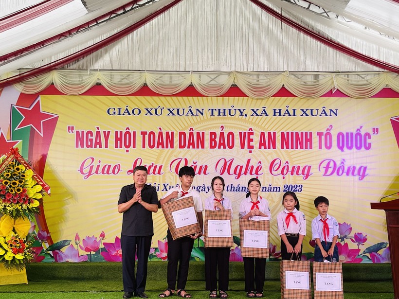 Bí thư Huyện ủy Hải Hậu - Trần Minh Hải thay mặt lãnh đạo huyện tặng quà động viên học sinh nghèo vượt khó.