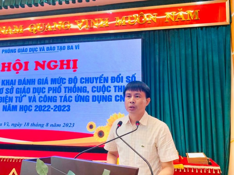 Ông Nguyễn Danh Cường - Phó Trưởng Phòng GD&ĐT Ba Vì nêu bật một số kết quả đạt được về chuyển đổi số, ứng dụng CNTT trong giáo dục năm học vừa qua. 