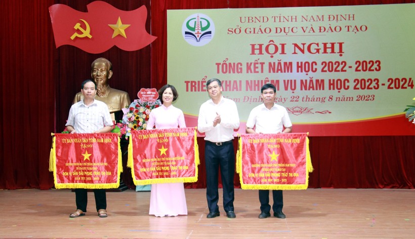 Phó Chủ tịch UBND tỉnh Nam Định Trần Lê Đoài trao Cờ thi đua xuất sắc cho 3 đơn vị đạt thành tích cao trong năm học vừa qua. 