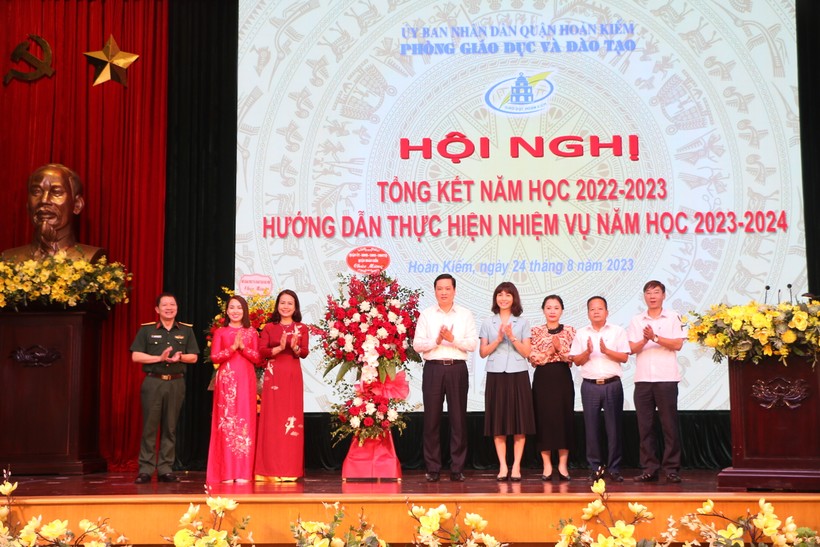 Lãnh đạo quận Hoàn Kiếm tặng hoa chúc mừng ngành Giáo dục quận tại buổi lễ.