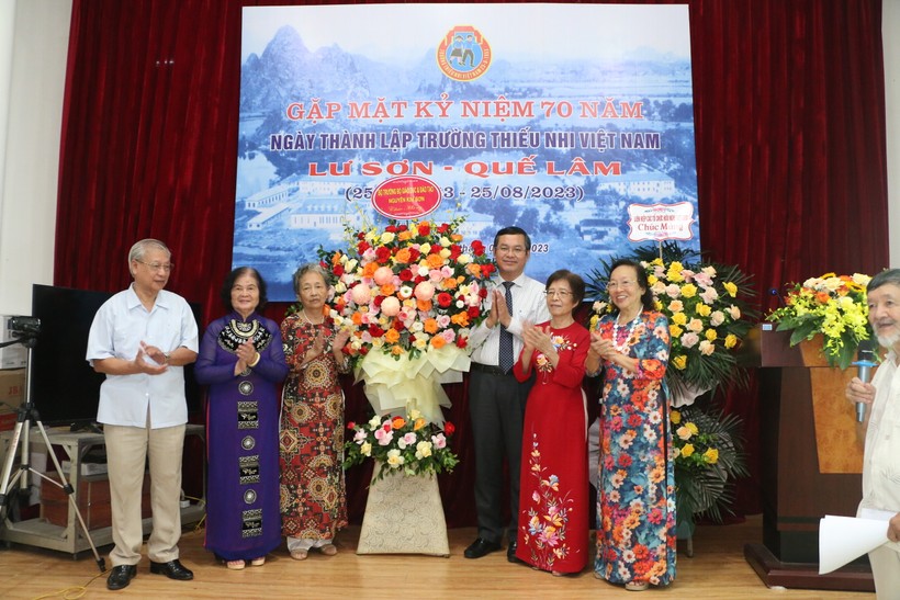 Thứ trưởng Bộ GD&ĐT Nguyễn Văn Phúc tặng hoa chúc mừng tại buổi gặp mặt. 