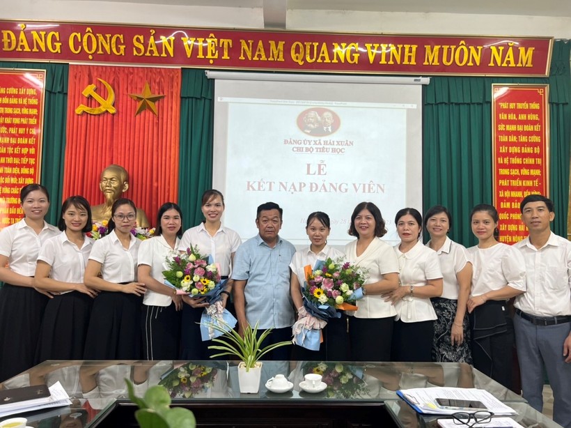 Đại diện Đảng ủy xã Hải Xuân tới chúc mừng Chi bộ Trường Tiểu học Hải Xuân có thêm 2 đảng viên mới.