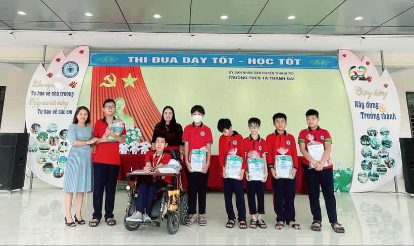Ban Giám hiệu Trường THCS Tả Thanh Oai (Thanh Trì, Hà Nội) trao tặng sách giáo khoa cho các em học sinh khuyết tật, hoàn cảnh khó khăn trước thềm năm học mới 2023-2024. 
