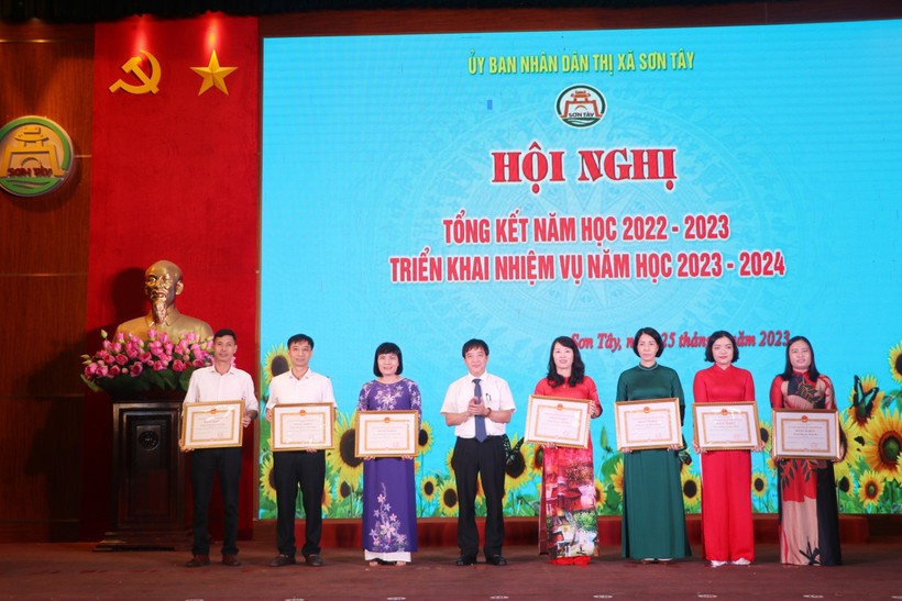 Ông Lê Đại Thăng - Phó Chủ tịch UBND TX Sơn Tây trao thưởng cho các đơn vị, cá nhân đạt thành tích trong năm học 2022-2023. 