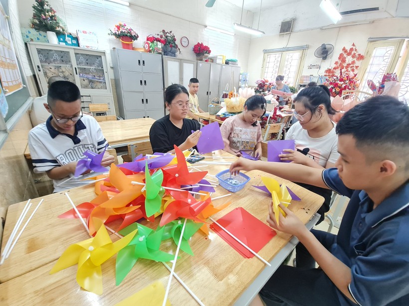 Các em học sinh và thầy cô Trường Tiểu học Bình Minh (Hoàn Kiếm, Hà Nội) cùng nhau chuẩn bị những đồ chơi, đồ dùng cho lễ khai giảng năm học mới 2023-2024. 