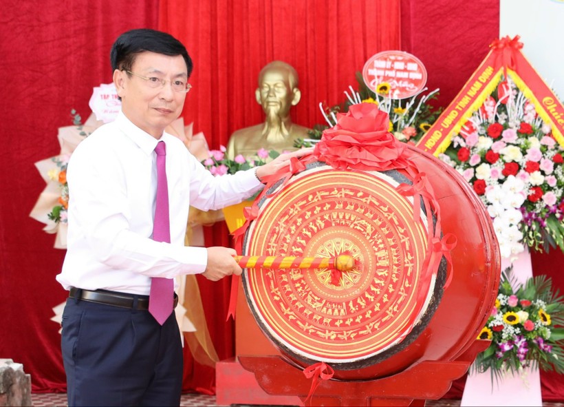 Ông Phạm Đình Nghị - Chủ tịch UBND tỉnh Nam Định đánh trống khai giảng tại Trường THPT Nguyễn Huệ sáng 5/9.