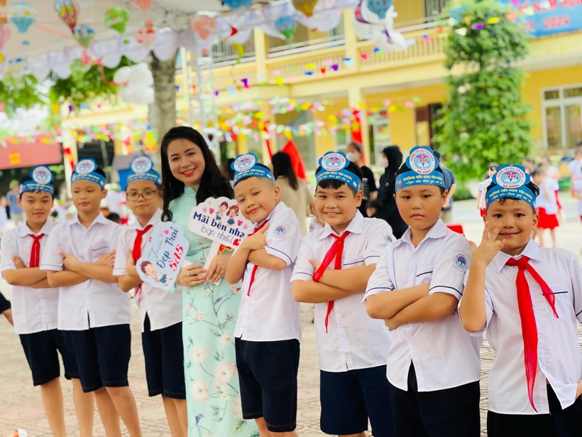Niềm hân hoan của cô trò Trường Tiểu học Yên Nghĩa (Hà Đông, Hà Nội) trong ngày đầu tiên của năm học mới 2023-2024.