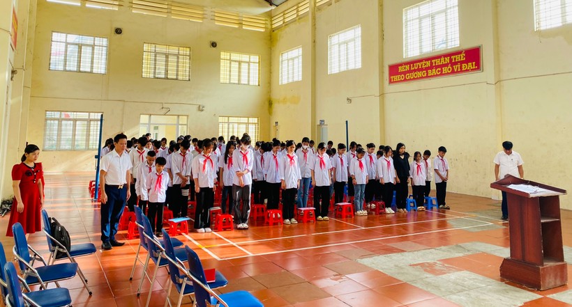 Thầy trò Trường PTCS Hợp Nhất (huyện Ba Vì) tưởng niệm các nạn nhân vụ cháy chung cư mini phường Khương Đình, quận Thanh Xuân.