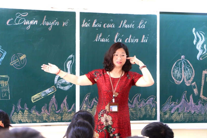 Cô Đỗ Thị Di - Hiệu trưởng Trường THCS Đông Mỹ (Thanh Trì, Hà Nội) phân tích những tác hại của khói thuốc tới các em học sinh. 