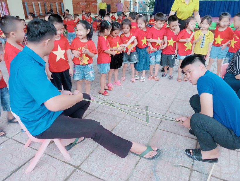 Không khí chuẩn bị Tết Trung thu cho học sinh tại Trường Mầm non Xá Lượng, huyện Tương Dương, tỉnh Nghệ An. 