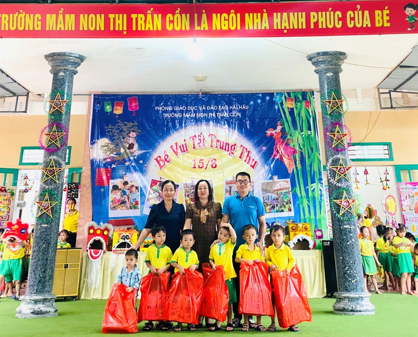 6 em có hoàn cảnh khó khăn của Trường Mầm non thị trấn Cồn được tặng quà nhân dịp Tết Trung thu.