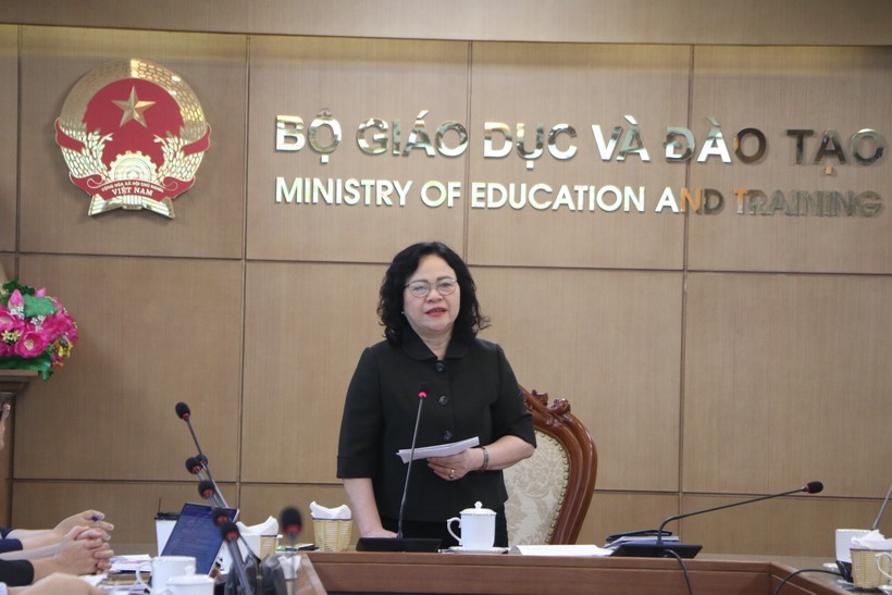 Thứ trưởng Bộ GD&ĐT Ngô Thị Minh phát biểu định hướng tại buổi tọa đàm. 