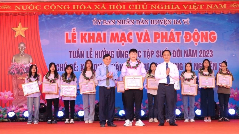 Lãnh đạo huyện Ba Vì tặng thưởng cho các em học sinh đạt thành tích cao tại kỳ thi tốt nghiệp THPT và đỗ Đại học của các trường THPT, Trung tâm GDNN-GDTX 