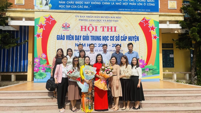 Các thầy cô tham gia Hội thi giáo viên giỏi cấp THCS tại điểm thi Trường THCS Hải Hưng. 