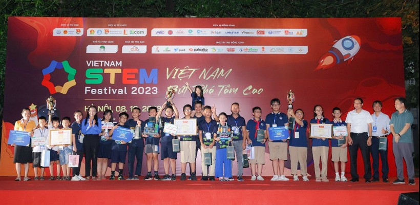 Cô trò Trường Tiểu học Nam Tiến (bìa trái) nhận giải Nhất cuộc thi Robotics tại Ngày hội STEM quốc gia năm 2023. Ảnh: Nhà trường cung cấp.