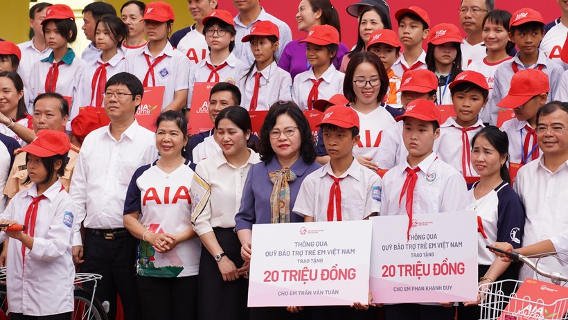 Thứ trưởng Bộ GD&ĐT Ngô Thị Minh - Ủy viên Hội đồng bảo trợ, Quỹ Bảo trợ Trẻ em Việt Nam trao quà cho học sinh vượt khó.