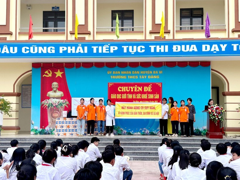 Các em học sinh Trường THCS Tây Đằng (Ba Vì, Hà Nội) cùng tham gia chuyên đề tuyên truyền một cách hăng say và nghiêm túc.