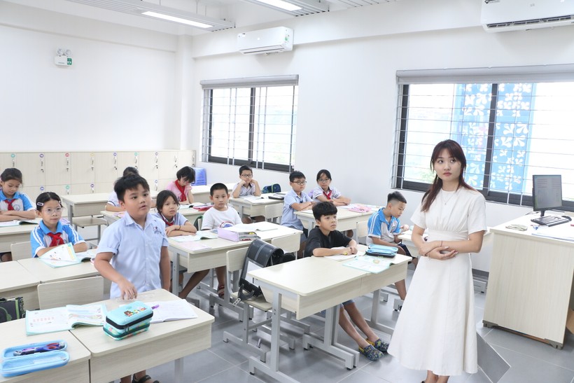 Cô trò lớp 4A6 Trường Tiểu học Đô thị Sài Đồng (Long Biên, Hà Nội) trong một giờ học Toán.