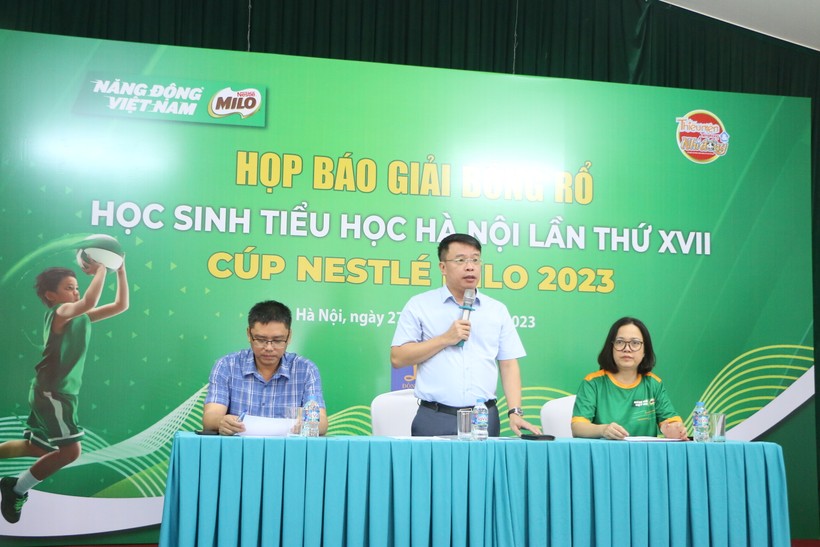 Nhà báo Nguyễn Phan Khuê - Tổng Biên tập Báo Thiếu niên Tiền phong và Nhi Đồng thông tin về giải đấu tại họp báo. 