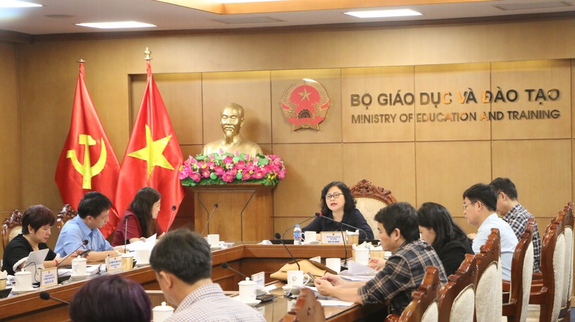 Thứ trưởng Bộ GD&ĐT Ngô Thị Minh - Chủ tịch Hội đồng xét tặng Nhà giáo xuất sắc, tiêu biểu năm 2023 phát biểu tại cuộc họp. 