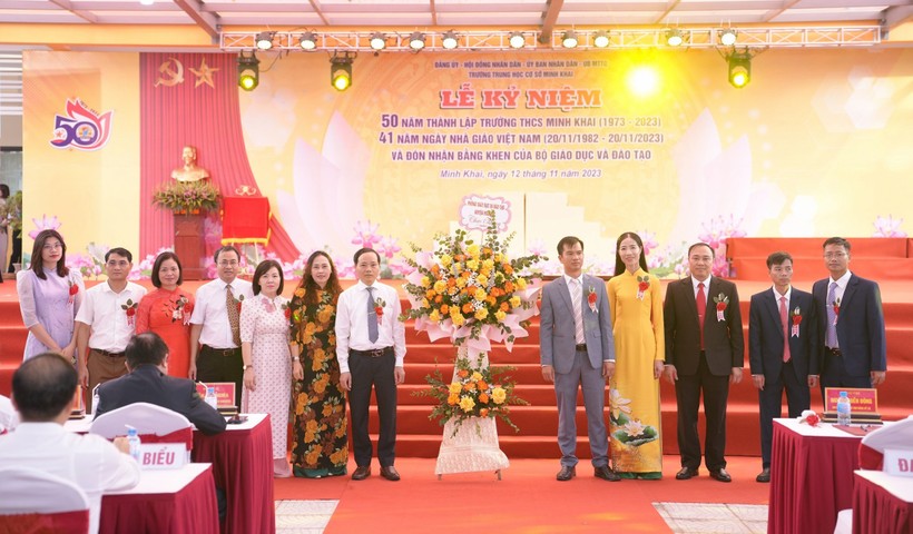 Lãnh đạo Phòng GD&ĐT huyện Hoài Đức tặng hoa chúc mừng Trường THCS Minh Khai tại buổi lễ.