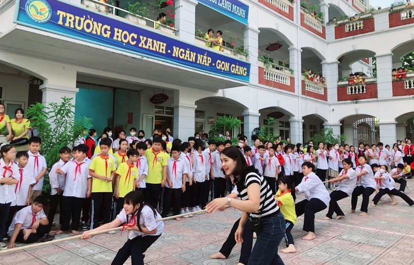 Các em học sinh tại Trường THCS Minh Khai, quận Bắc Từ Liêm hào hứng thi đấu môn Kéo co.