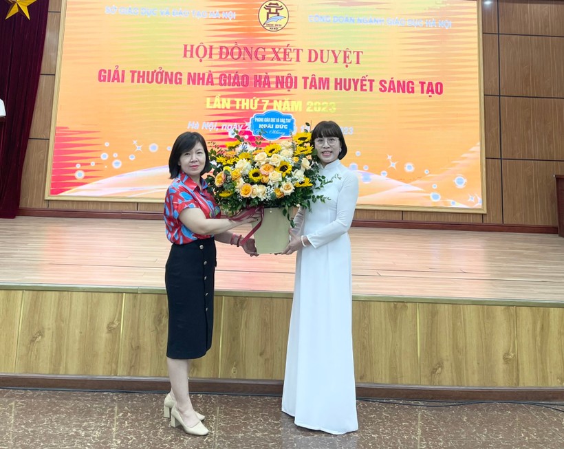 Cô Nguyễn Thị Huyền (phải) là 1 trong các nhà giáo được Giám đốc Sở GD&ĐT tặng giấy khen và tuyên dương các điển hình tiên tiến, nhà giáo tiêu biểu ngành Giáo dục Thủ đô năm 2023 tại Cung văn hóa Hữu nghị Việt Xô ngày 15/11 tới.
