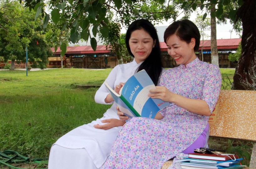 Cô Nguyễn Thị Lương và em Trần Ngọc Đan Thanh - thí sinh duy nhất giành điểm tuyệt đối môn Ngữ văn kỳ thi tốt nghiệp THPT năm 2023. 